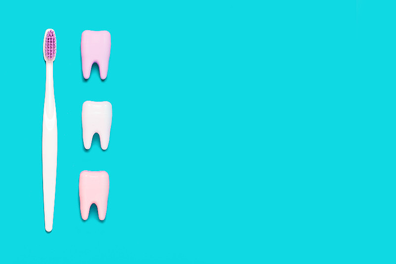 蓝色和粉色背景下的大牙齿。最小的
