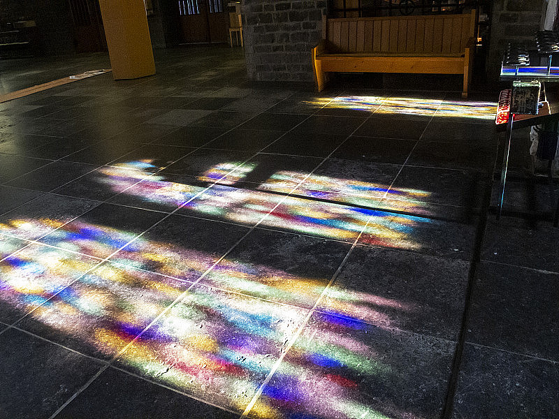 美丽的阳光窗户反射在地板上的圣维塔斯教堂在圣维思，比利时