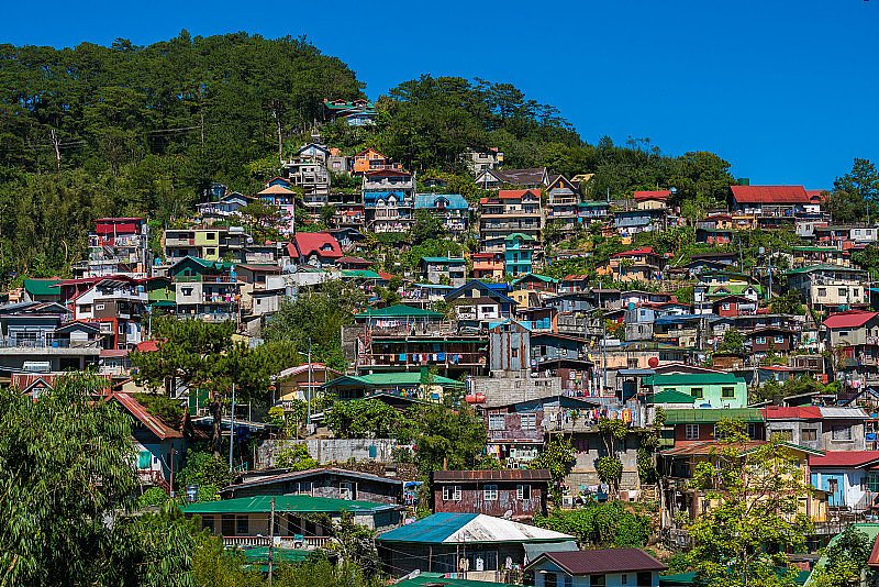 位于菲律宾碧瑶市山上的La Trinidad房子色彩明亮