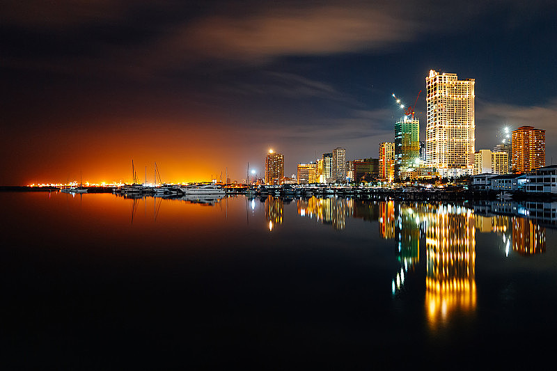 菲律宾马尼拉市和马尼拉湾的夜景