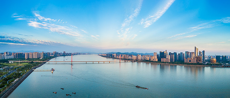 全景城市天际线和钱塘江在杭州