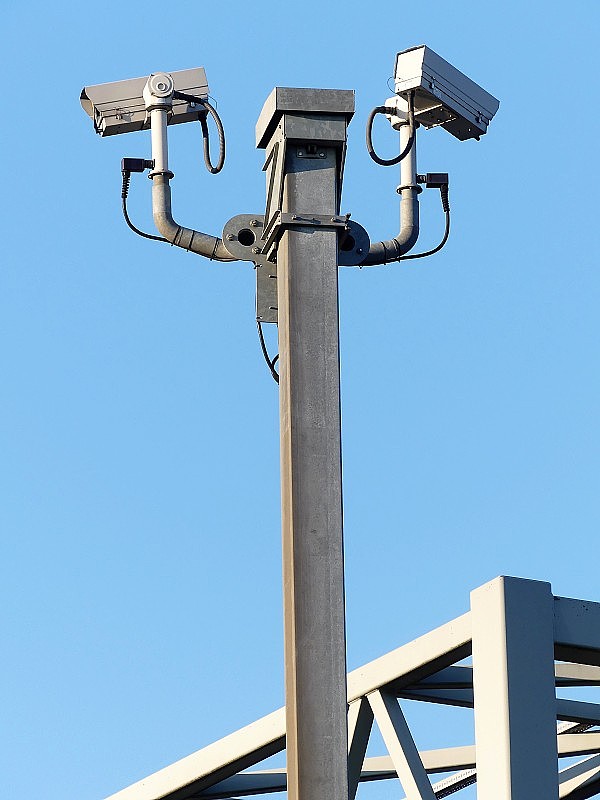 英国赫特福德郡M25高速公路的监控摄像头监控着交通状况