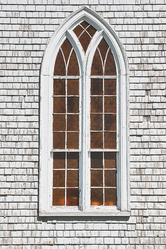 废弃的教堂窗户