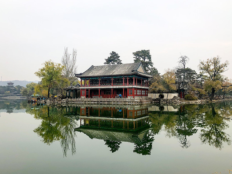 承德避暑山庄颐和园湖畔的小亭子。中国