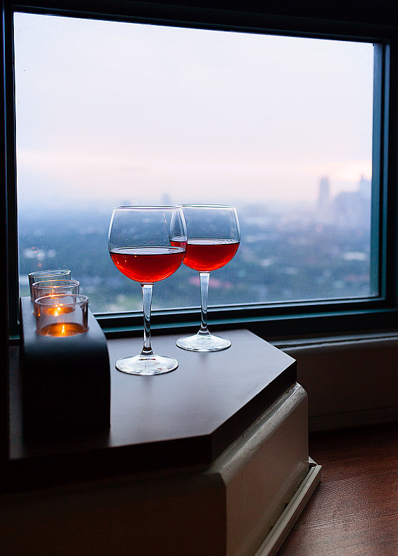 一杯红酒衬托着城市美景