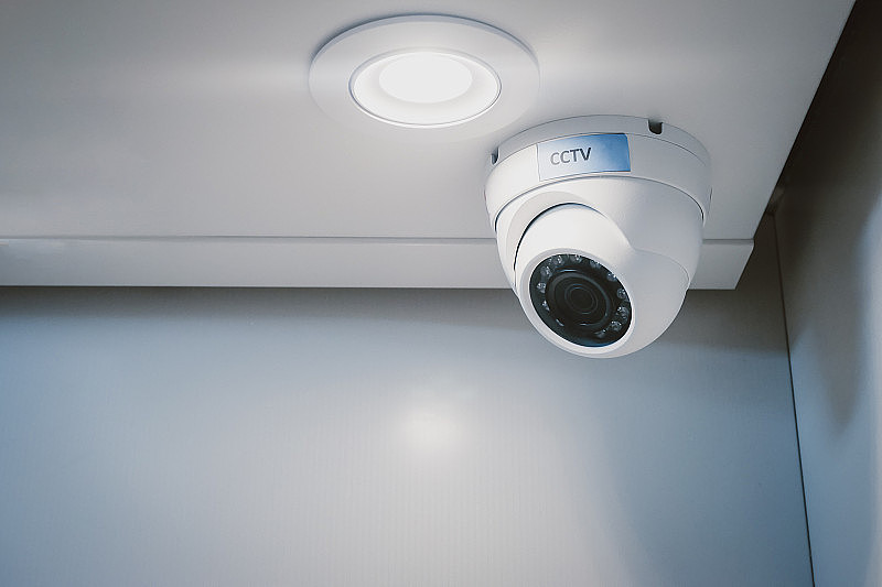 在家庭办公室墙上安装闭路电视监控摄像头，用于监控家庭保安系统。