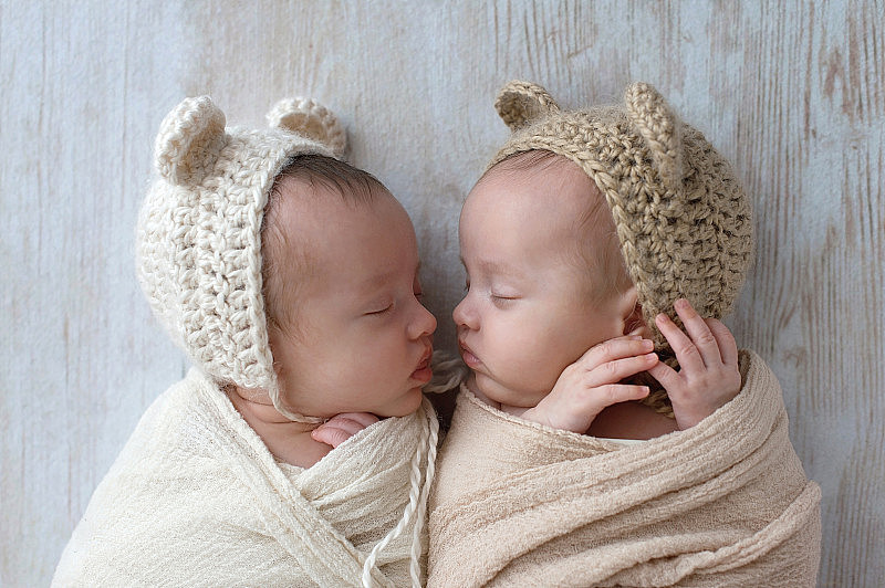 双胞胎女孩戴着熊帽