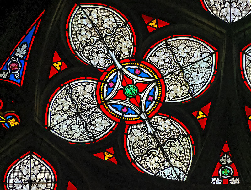 比利时布鲁塞尔大教堂窗户上的彩色玻璃装饰。