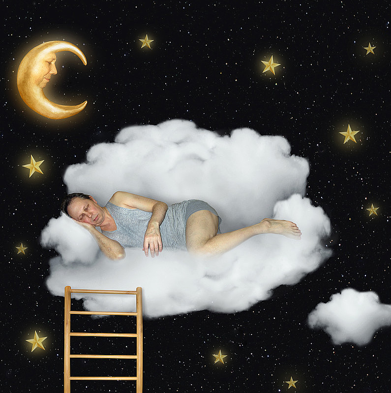 男人睡在云上