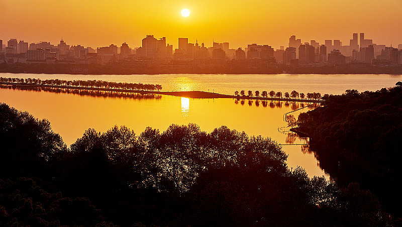 鸟瞰图杭州城市景观反射西湖在上午，杭州，中国