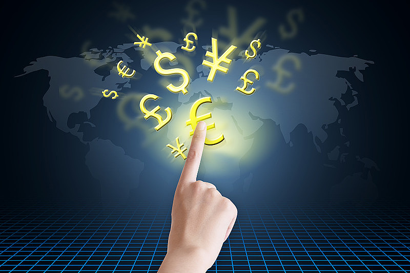 一个商人的手指在空中浮动的金钱图标的特写