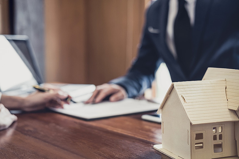 销售经理在签订房屋租赁合同、房屋买卖合同、房屋抵押贷款、房屋保险后，向客户提供钥匙