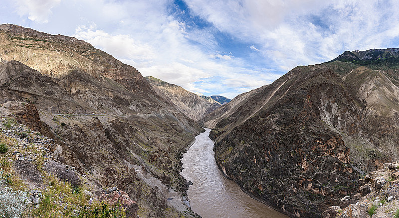 怒江河谷(称为萨尔温江或坦温河)在巴苏(Baxoi)县，昌都(昌都)，中国西藏。