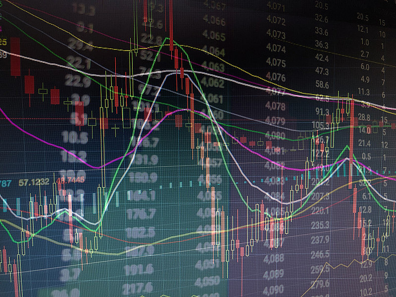 模糊的股票市场交易图表与指标，业务蜡烛和报价。财政图的概念。
