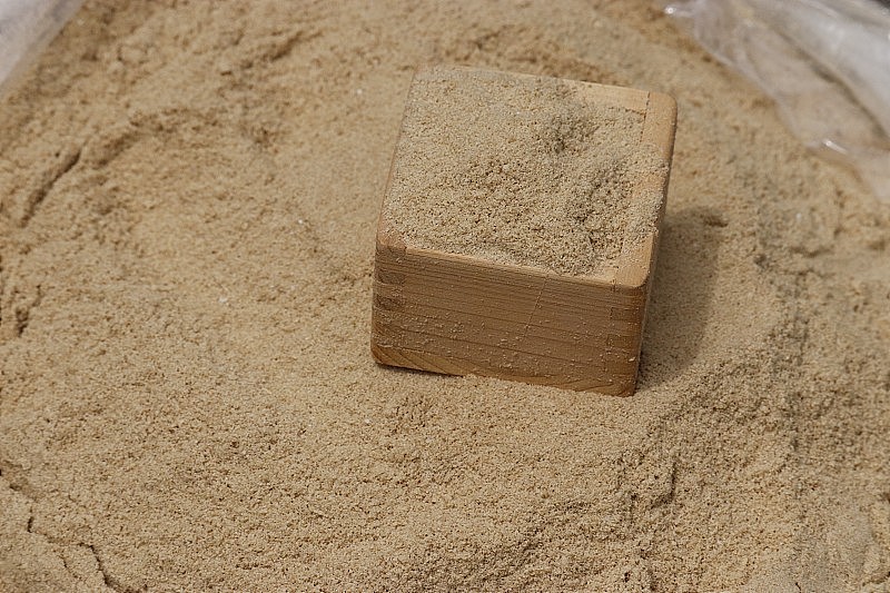 在碾米过程中同时分离米糠和糙米。