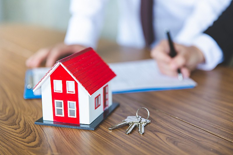 投资者签订了买卖房地产的合同。物业投资和房屋抵押的金融概念。