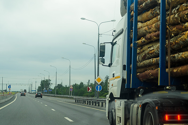 公路上装载木材的卡车。木材加工行业。