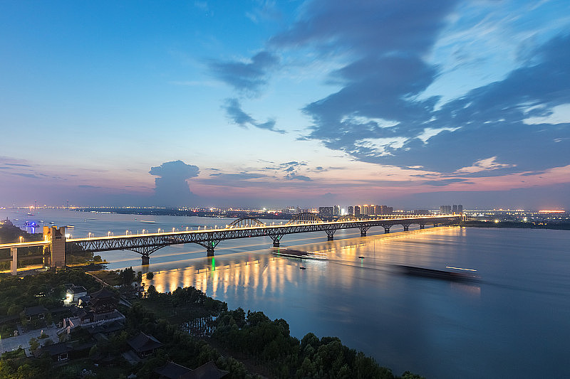 夜幕降临的九江联桥