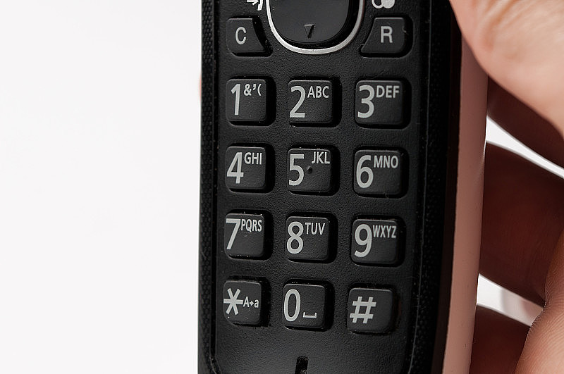 黑色电话孤立在白色背景上。固定电话,复制空间