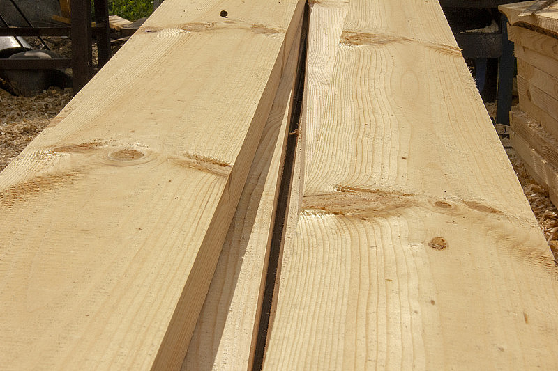 在锯木厂加工过的木板。木材加工厂生产的光滑、经过打磨的木板。