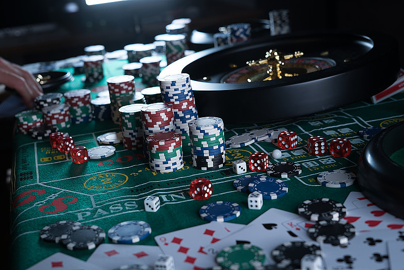 扑克筹码与轮盘赌，赌博游戏的概念。