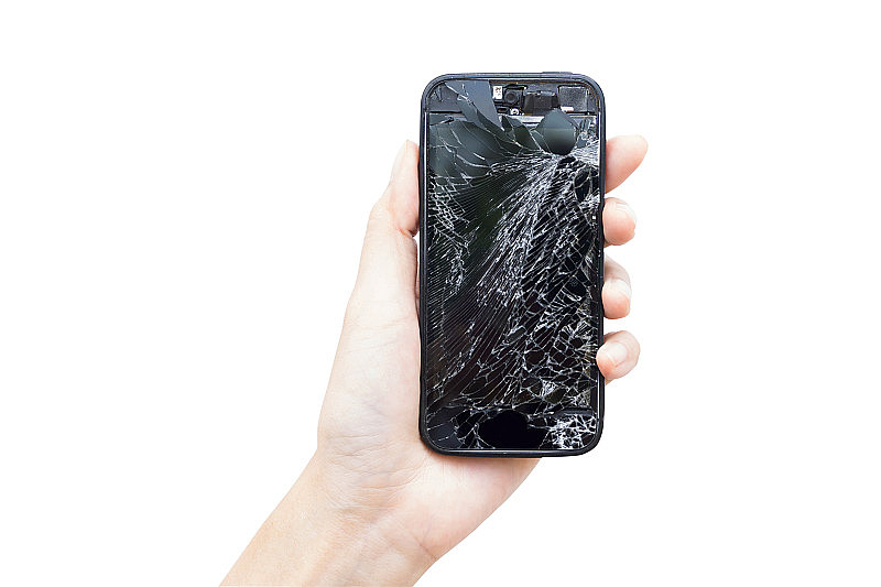 破碎的玻璃屏幕智能手机在手的女人孤立在白色的背景与剪切路径。