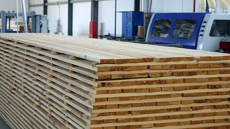 木材加工企业。生产层叠松木加工及家具生产。