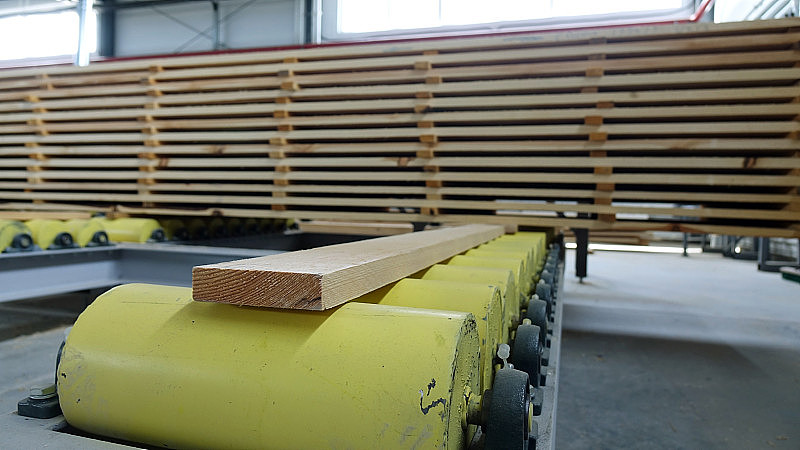 木材加工企业。生产层叠松木加工及家具生产。