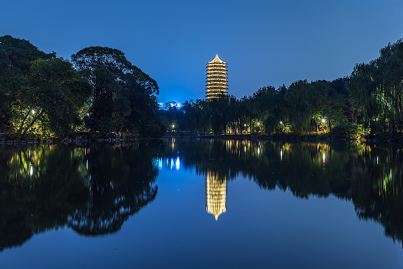 北京大学无名湖夜景