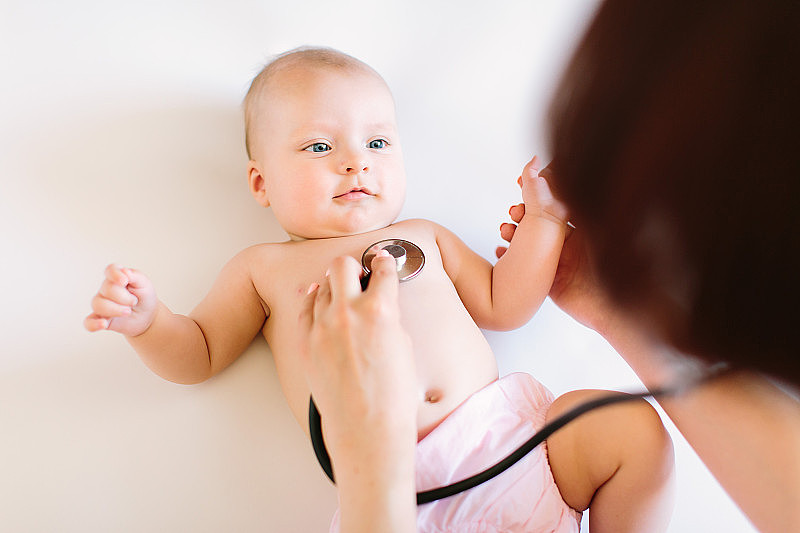 医生用听诊器听宝宝胸部，宝宝健康理念