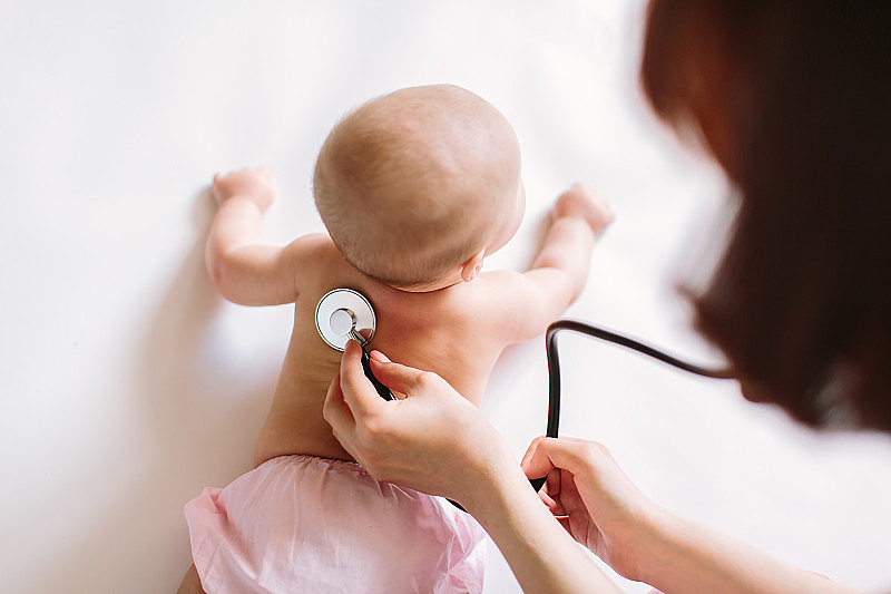 医生用听诊器听宝宝背部，宝宝健康理念