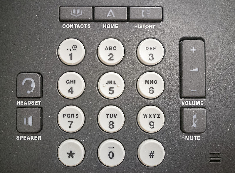 一个现代固定电话的按钮特写。