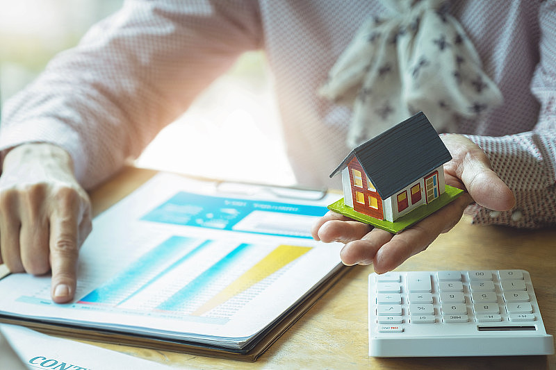 房地产经纪人讨论贷款和利率购买房屋的客户谁来联系。合同和协议概念。