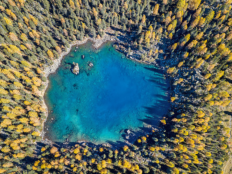 鸟瞰图sauoseo湖-一个心形的池塘在瑞士Grison