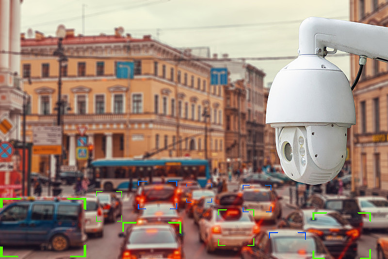视频监控与安防技术的概念。在交通拥堵期间，监控摄像头会追踪违反交通规则的人。定义区内的车辆
