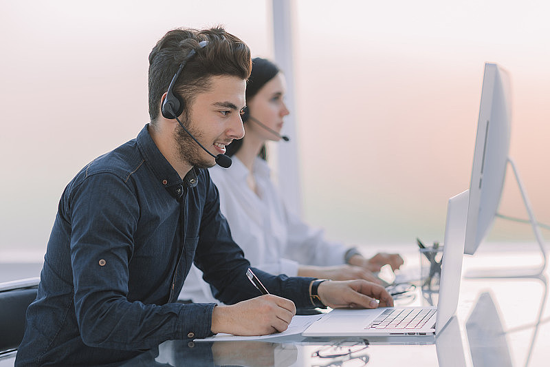 专业呼叫中心话务员与客户沟通。