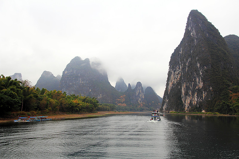 游船沿着漓江从桂林到阳寿。