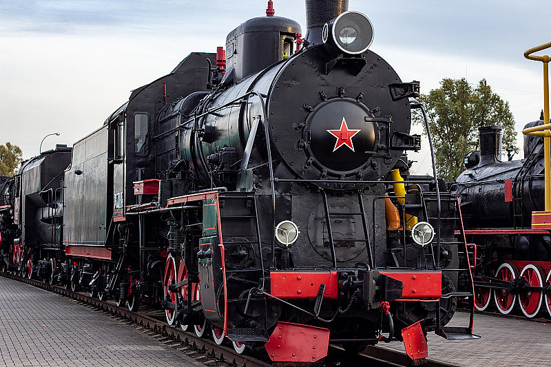 火车站里的老式黑红色复古蒸汽机车。老式火车停留在铁路上。