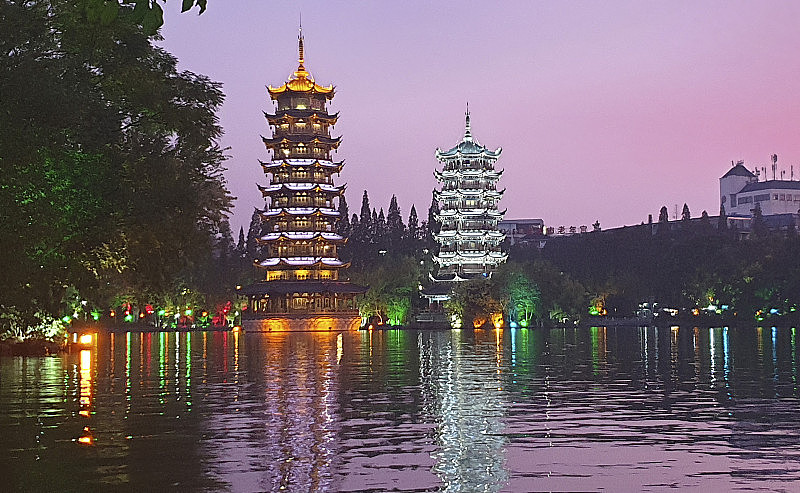 中国广西桂林，山湖上的日月塔