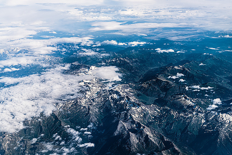 欧洲阿尔卑斯山脉鸟瞰图。自然,风景优美的风景