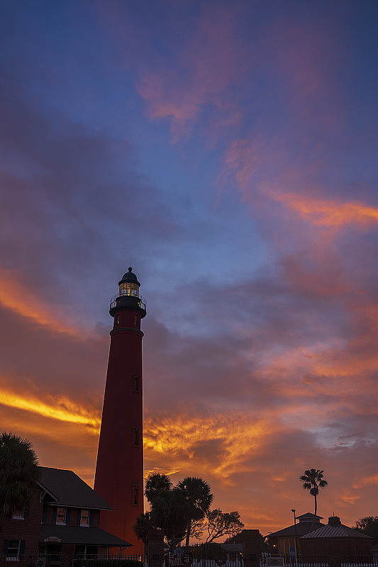 Ponce de Leon Inlet Light是一座灯塔和博物馆，位于佛罗里达州中部的代托纳海滩附近，在清晨日出时闪闪发光。它高175英尺，是该州最高的灯塔，也是美国最高的灯塔之一。