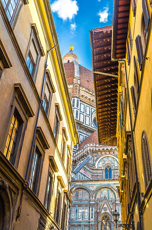意大利托斯卡纳，佛罗伦萨大教堂圆顶，圣母花大教堂，圣母大教堂，历史悠久的市中心狭窄街道上的建筑，从下面看