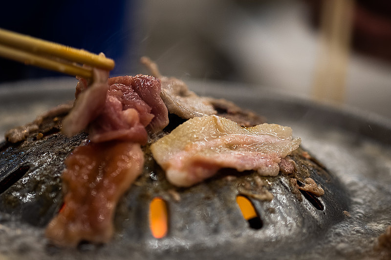泰式烧烤猪肉在热平底锅自助餐