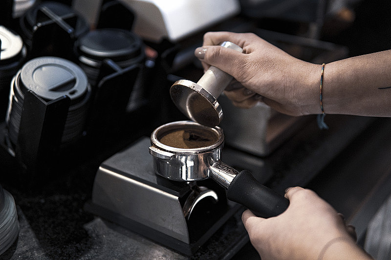咖啡豆在门式咖啡研磨机中