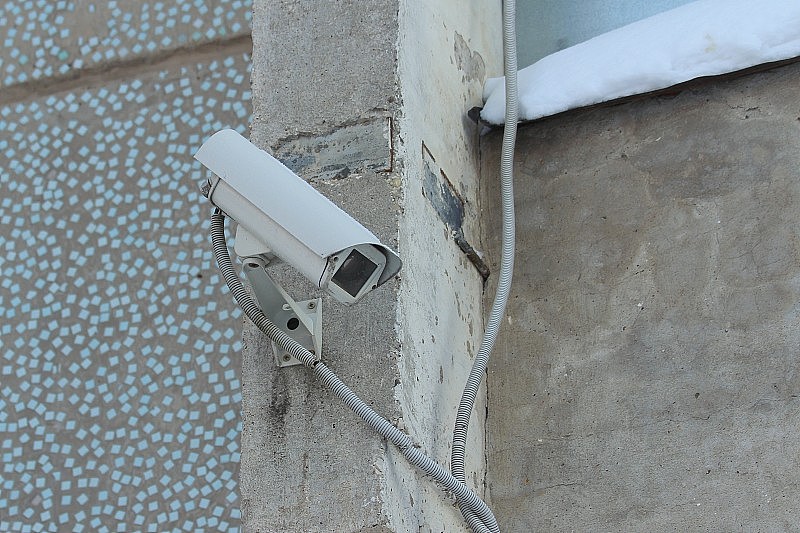 监控摄像头安装在房子的瓷砖墙上