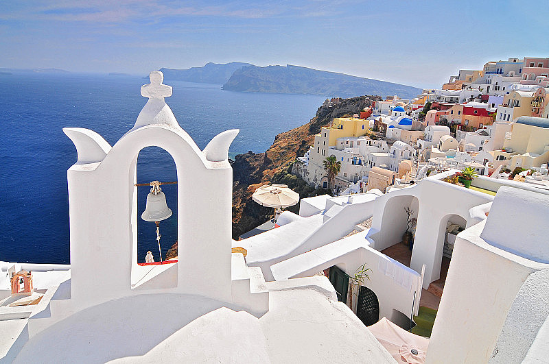 以白色的希腊钟楼和大海为背景的圣托里尼风景。