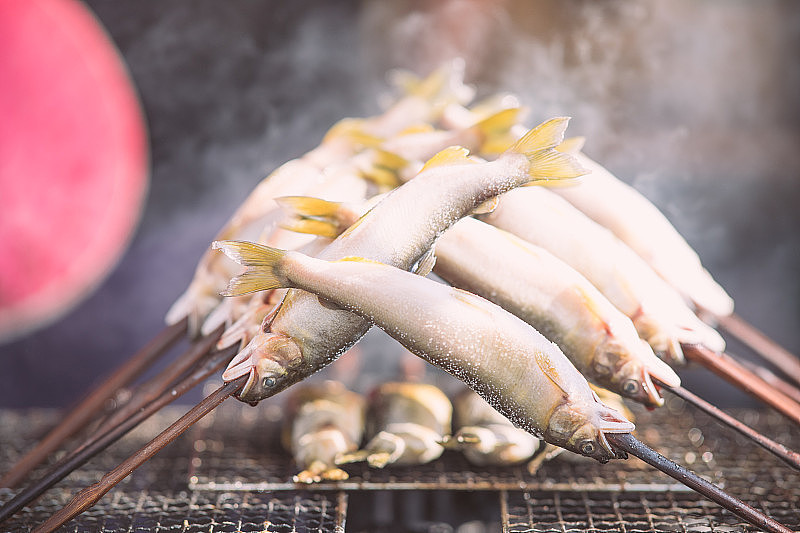 用盐烤焦岩瓦纳鳟鱼，日式烧烤风格