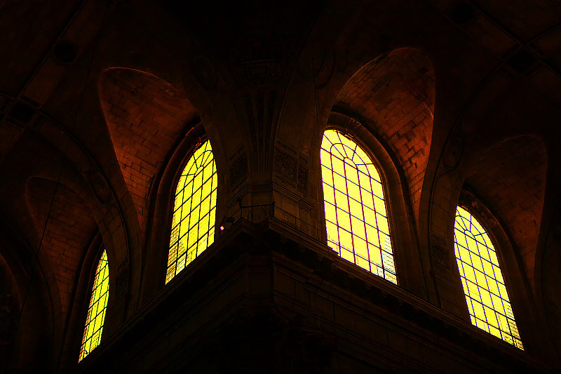 教堂窗户里的灯光