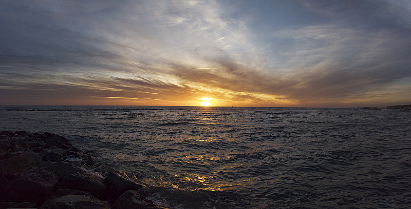 奥斯蒂亚利多罗马海岸令人惊叹的全景彩色日落，美丽的黄昏和放松的心情