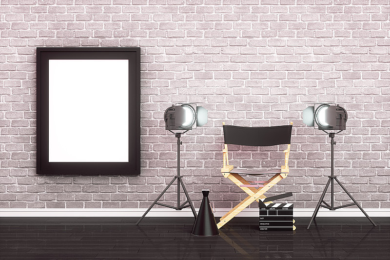 导演椅，电影拍板和扩音器空框在砖墙上